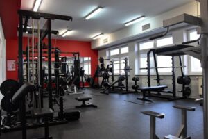 Kobieta na siłowni: Jak unikać pułapek związanych z żelazem?