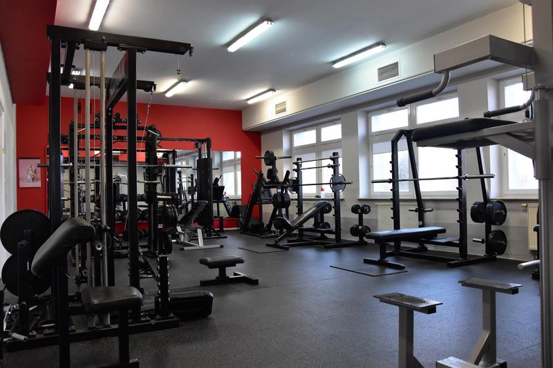 Kobieta na siłowni: Jak unikać pułapek związanych z żelazem?