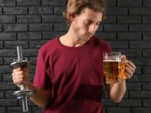 Czy alkohol przeszkadza w treningu? Oto, co musisz wiedzieć przed decyzją „pic czy nie pic”