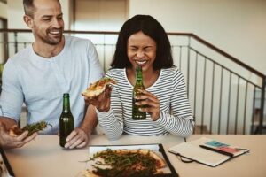 Jak alkohol wpływa na apetyt? Odkryj, dlaczego jesteś głodny po alkoholu