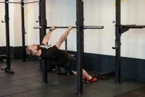 Sila i masa: Jak ciężar własnego ciała wpływa na efektywność odwrotnego wiosłowania