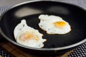 Ile kalorii ma smażone jajko? Odkryj wartości odżywcze i właściwości tego pysznego składnika diety