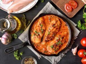 Aromatyczna uczta: pierś z kurczaka w sosie pomidorowo-paprykowym